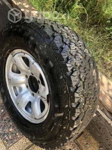 Neumático 255/70/R16 y llanta fierro