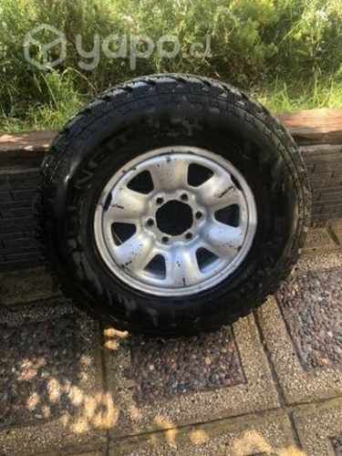 Neumático 255/70/R16 y llanta fierro