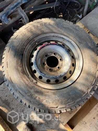 Llanta de fierro con neumatico 245/75R16 (102K)