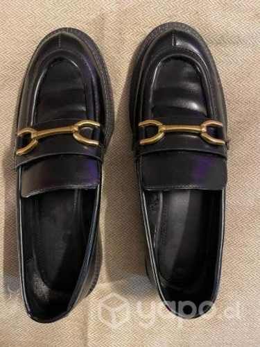 Zapatos mocasines negros con hebilla dorada