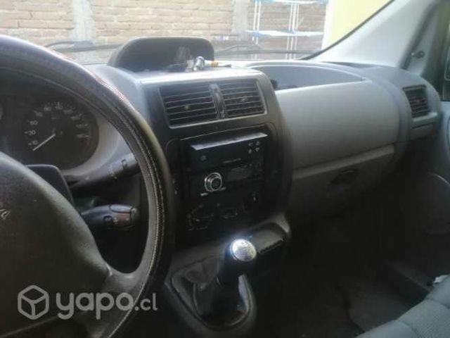 Furgon con equipo de frio.