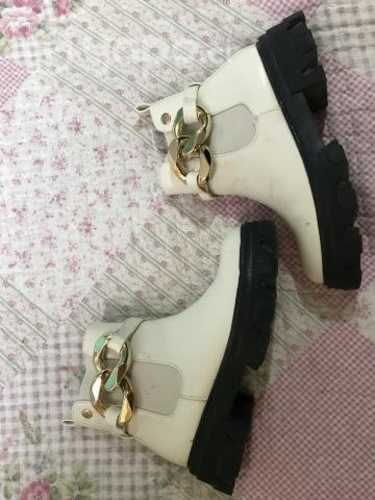 Botines beige con cadena