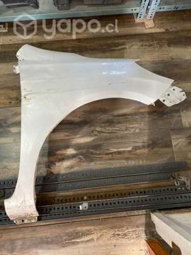 Tapabarro Nissan versa lado copiloto blanco