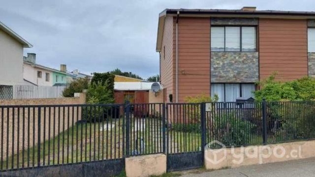 Amplia Casa De Dos Pisos En Excelente Ubicación