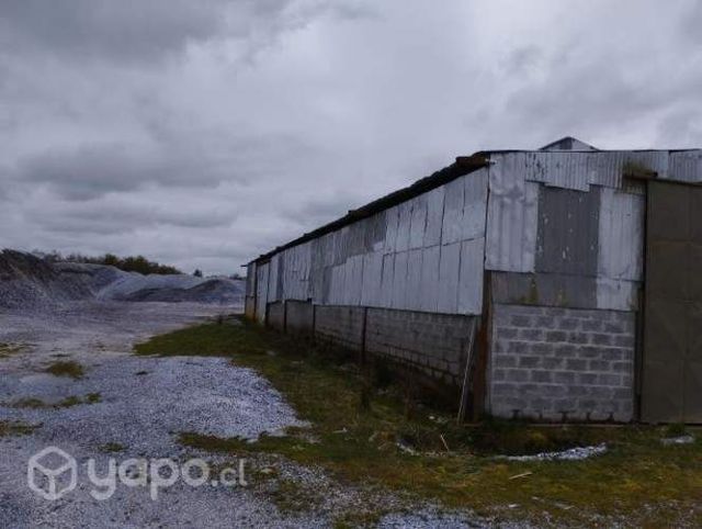 Se vende terreno con galpon