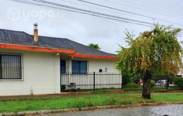 CASA AMPLIA EN BARRIO RESIDENCIAL. Calle Perez esq