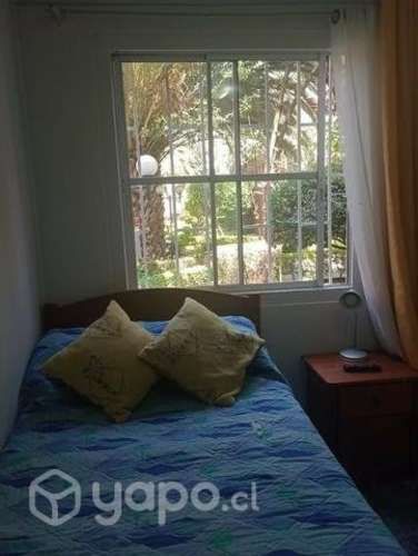 Pieza linda cama y televisor cable wifi