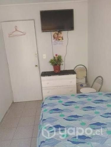 Pieza linda cama y televisor cable wifi