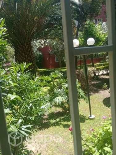 Pieza linda cama y televisor cable wifi