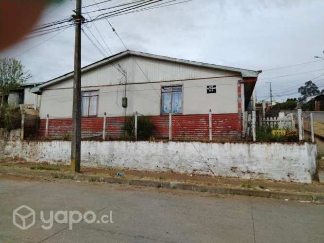 Terreno esquina con casas, 2 direcciones