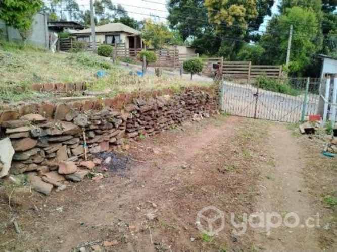 Terreno esquina con casas, 2 direcciones