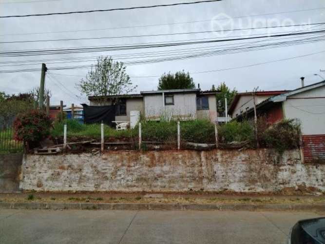 Terreno esquina con casas, 2 direcciones