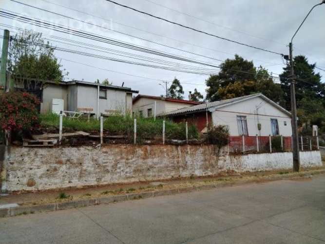 Terreno esquina con casas, 2 direcciones