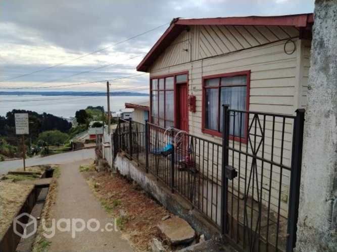 Terreno esquina con casas, 2 direcciones