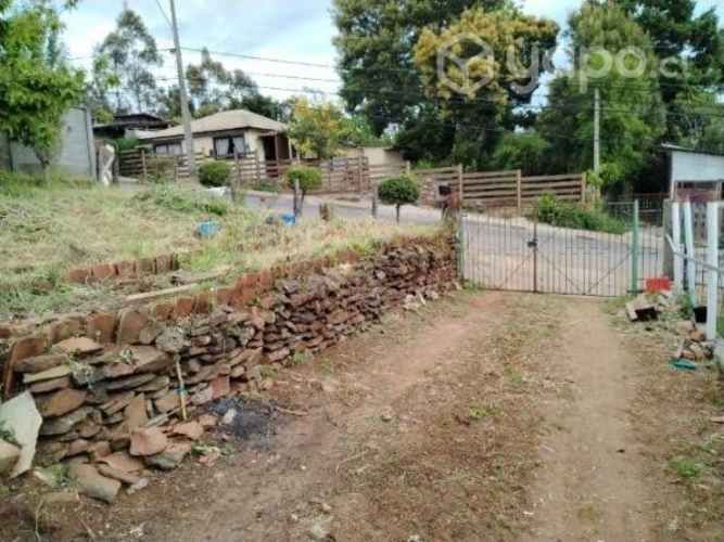 Terreno esquina con casas, 2 direcciones