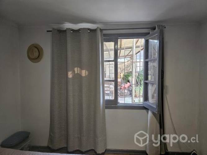 Habitacion con estacionamiento techado