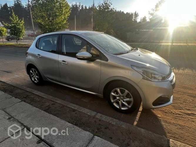 Peugeot 208 Automático año  KM