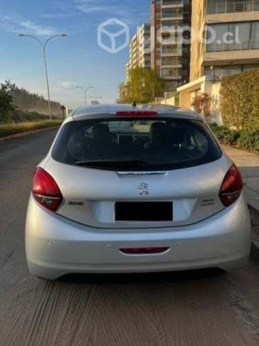 Peugeot 208 Automático año  KM