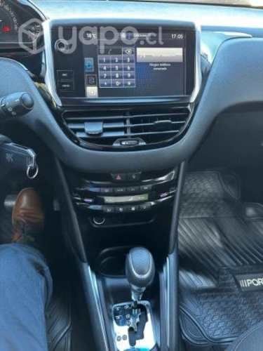 Peugeot 208 Automático año  KM