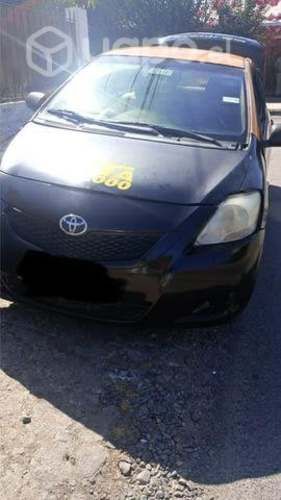 Taxi Toyota Yaris negro amarillo (Conversable)