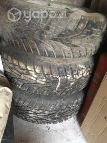 Neumatico con clavo y llanta aro 16