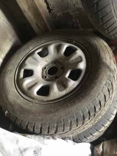 Neumatico con clavo y llanta aro 16