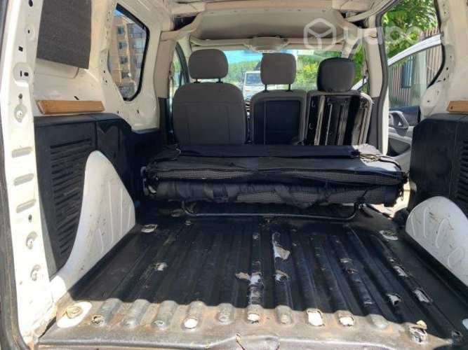 Se vende PEUGEOT PARTNER 2014. Precio Convesable