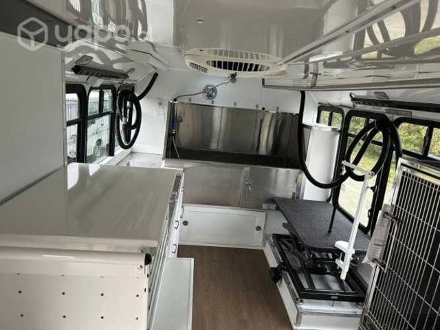 Ford e 450 adaptada como peluquería canina