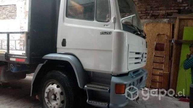 Recien pintado mercedez benz muy bueno