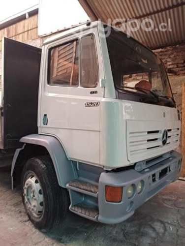 Recien pintado mercedez benz muy bueno