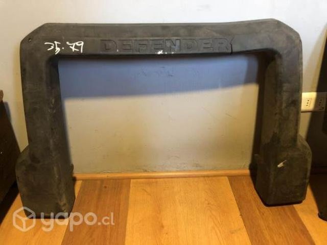 Parachoque lan rover defender (35.79)