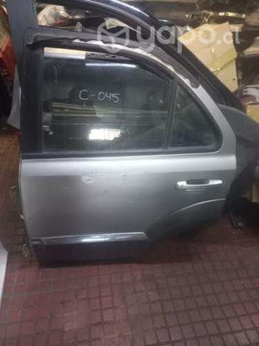 Puerta trasera izquierda kia sorento 2009
