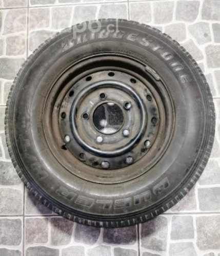 Neumático Bridgestone 235 70 16 con llanta