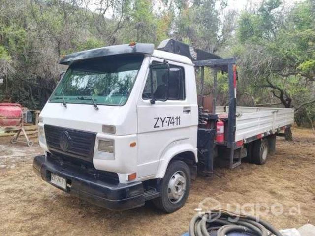 Camión Volkswagen 9150 con grúa y barandas