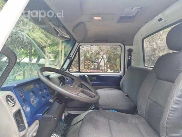 Camión Volkswagen 9150 con grúa y barandas