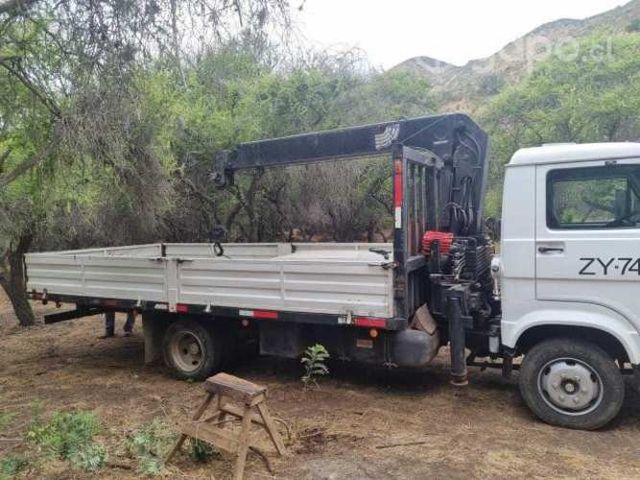 Camión Volkswagen 9150 con grúa y barandas