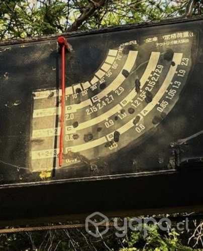 Camión Volkswagen 9150 con grúa y barandas