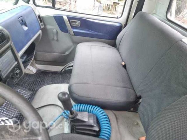 Camión Volkswagen 9150 con grúa y barandas