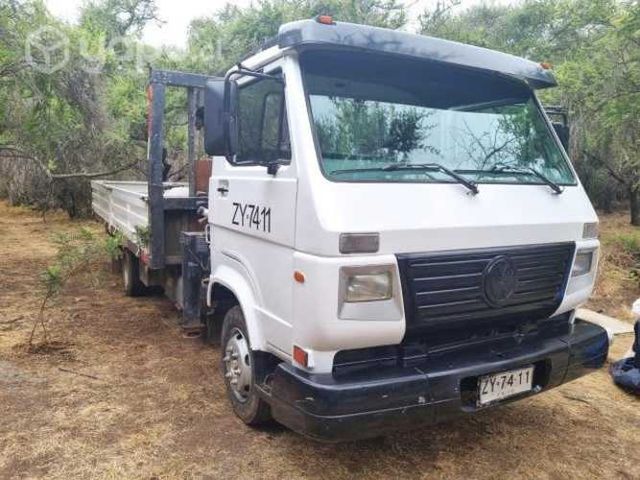 Camión Volkswagen 9150 con grúa y barandas