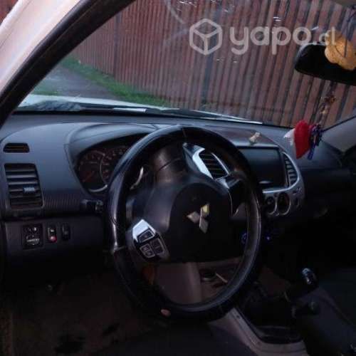 Mitsubishi l200 2015