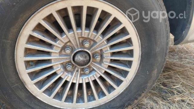 llantas de un Volvo 240