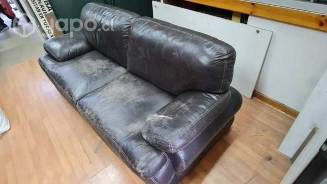 Sofá de cuero amplio, buen estado. líquido