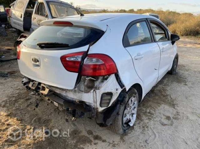 Costado kia rio 5 2013