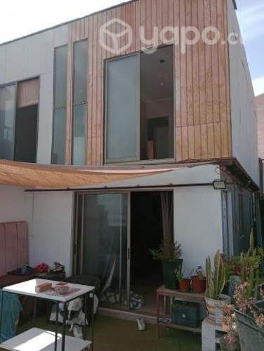 Arriendo casa dos pisos tres dormitorios 1 baño