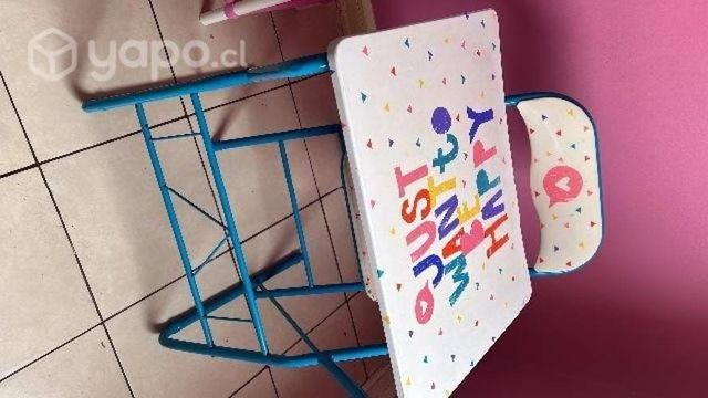 Escritorio infantil y repisa