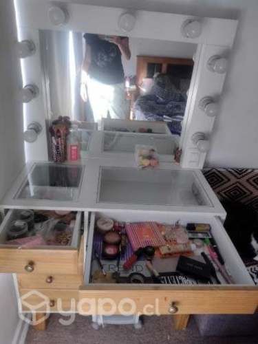 Mueble tocador con espejo de madera