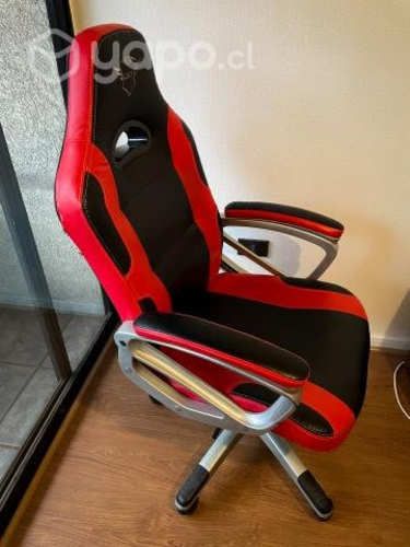 Silla Gamer usada con un poco de daños