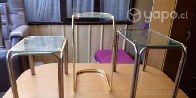 Tres mesas metálicas con vidrio