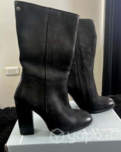 Botas cuero Pollini