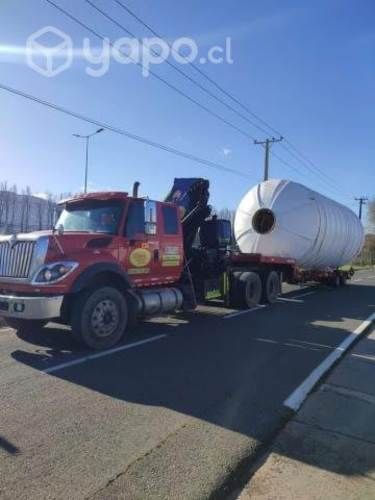 Camion pluma con cama baja traslado de estanques